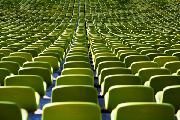 What dietary strategies should be followed for reducing fat while maintaining muscle mass?